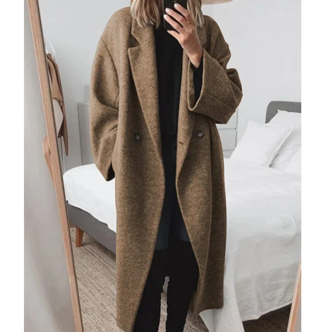 Długi damski płaszcz zimowy o prostej formie