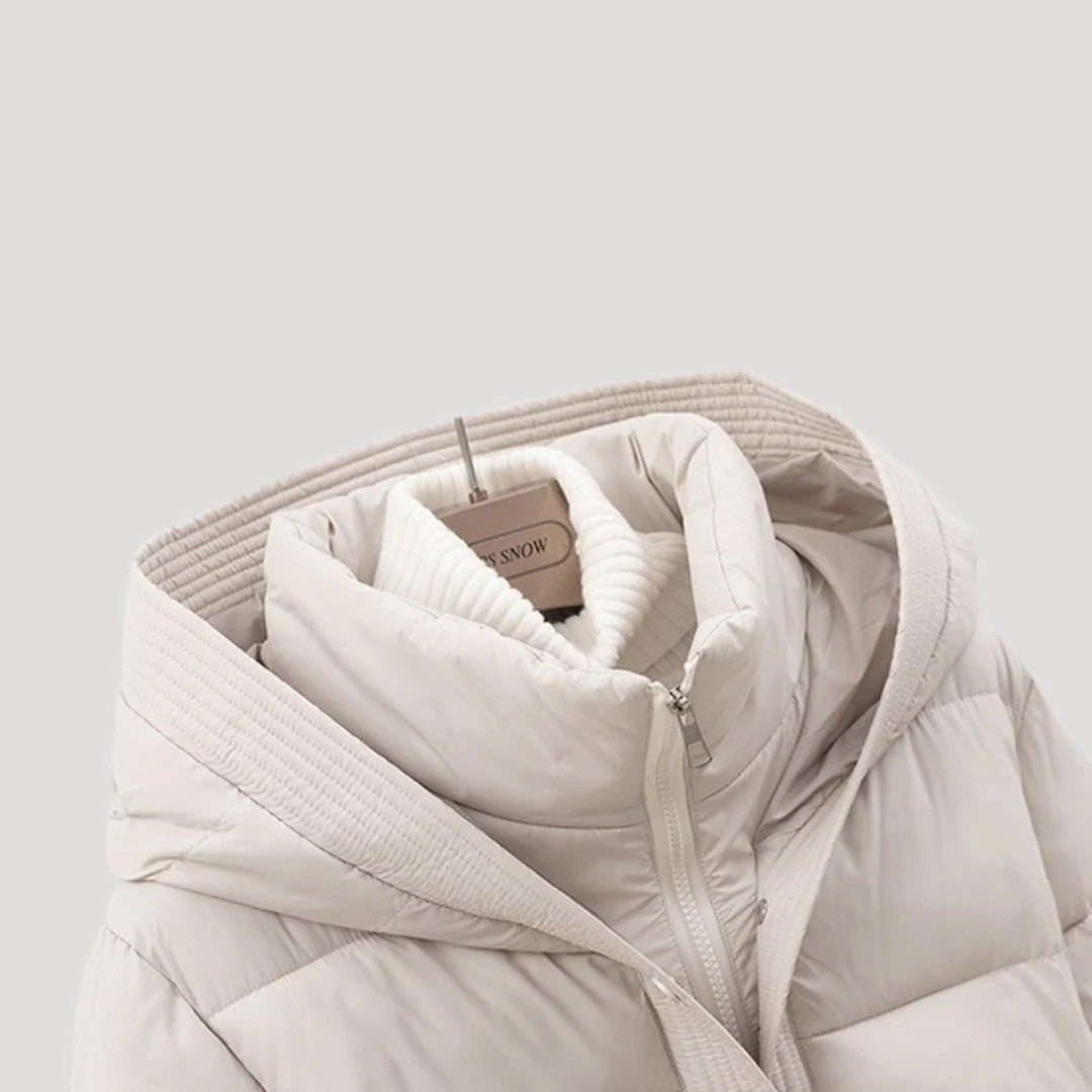 Damski płaszcz zimowy z kapturem i paskiem w talii