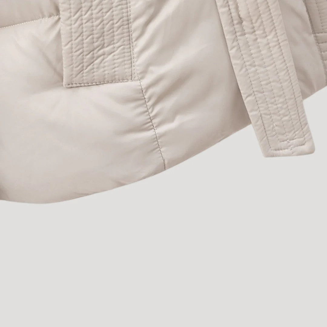 Damski płaszcz zimowy z kapturem i paskiem w talii