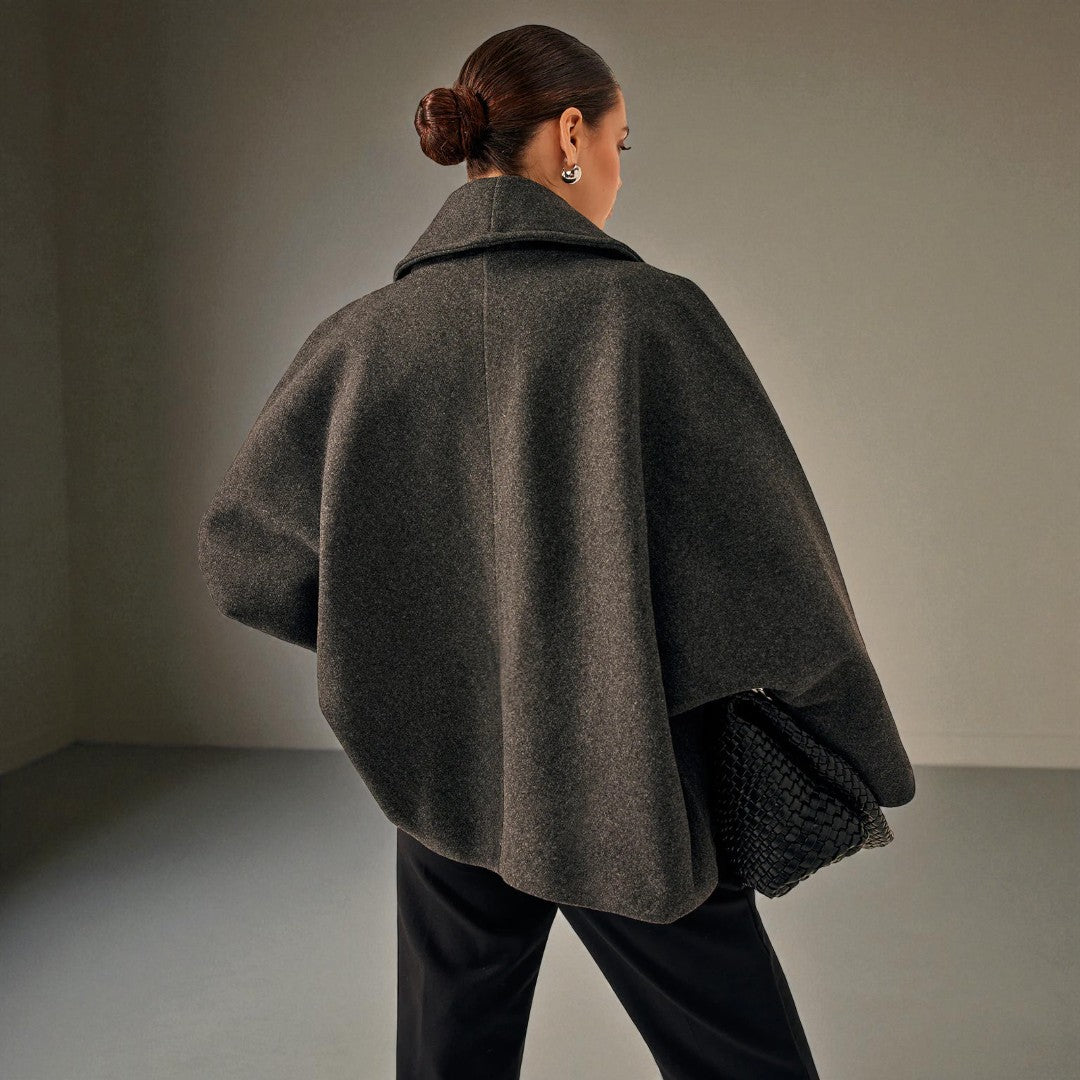 Luźny płaszcz z charakterystyczną strukturą i kieszeniami