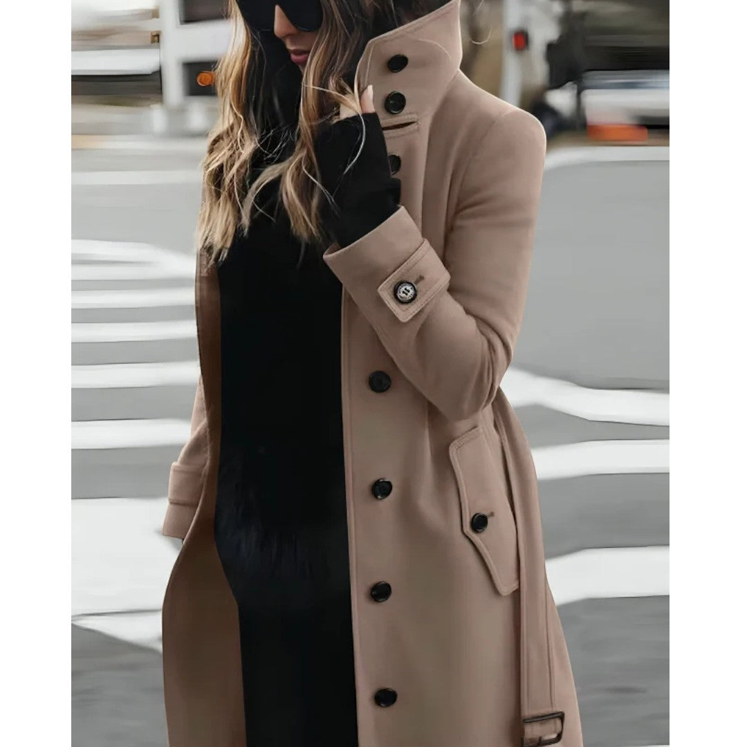 Damski długi płaszcz zimowy z wysokim kołnierzem i paskiem