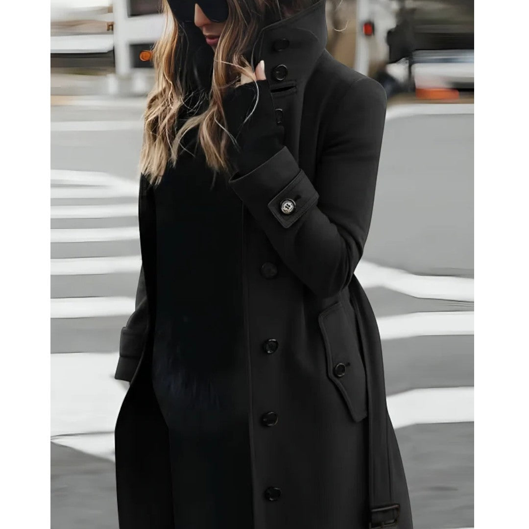 Damski długi płaszcz zimowy z wysokim kołnierzem i paskiem