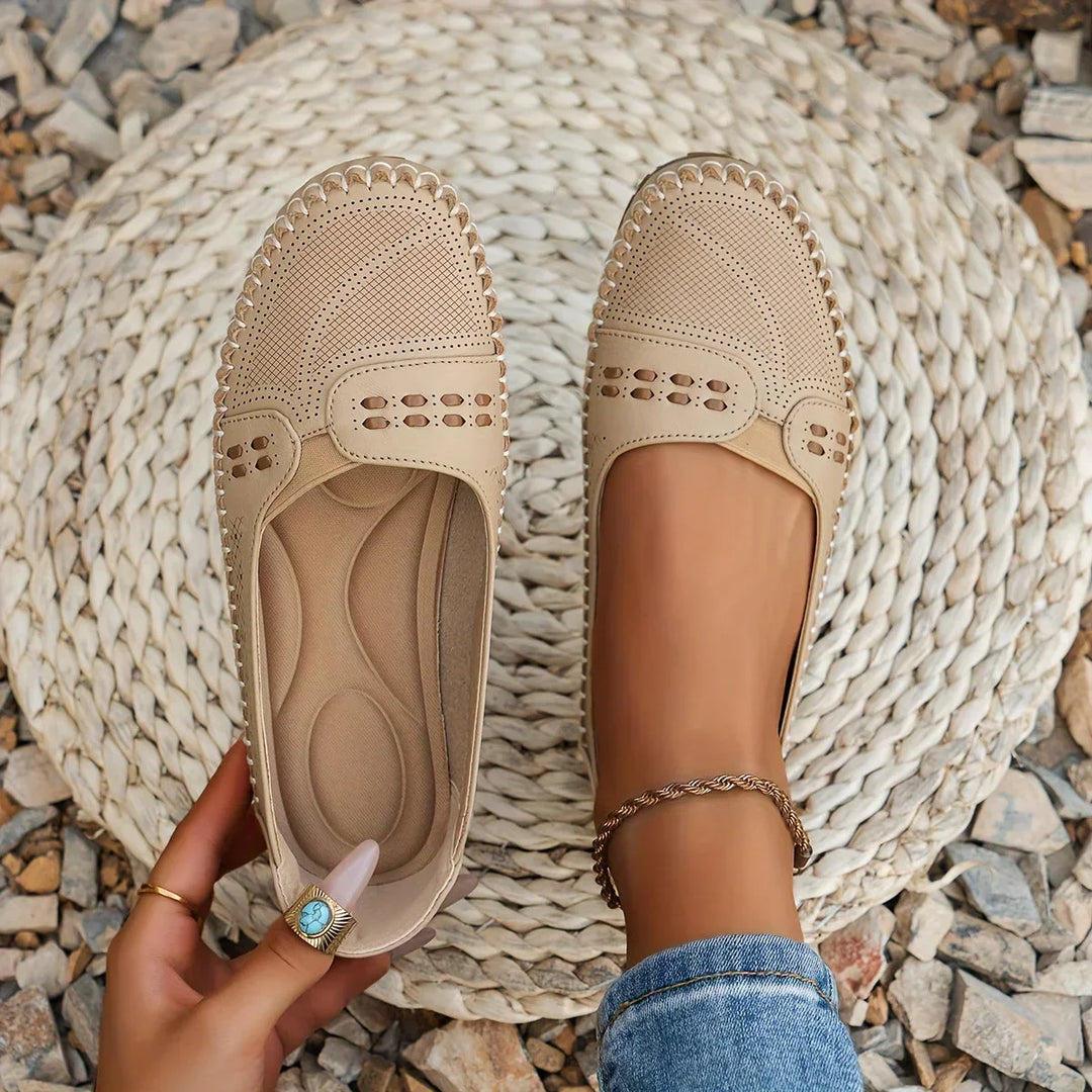 Damskie buty wsuwane z teksturowaną cholewką