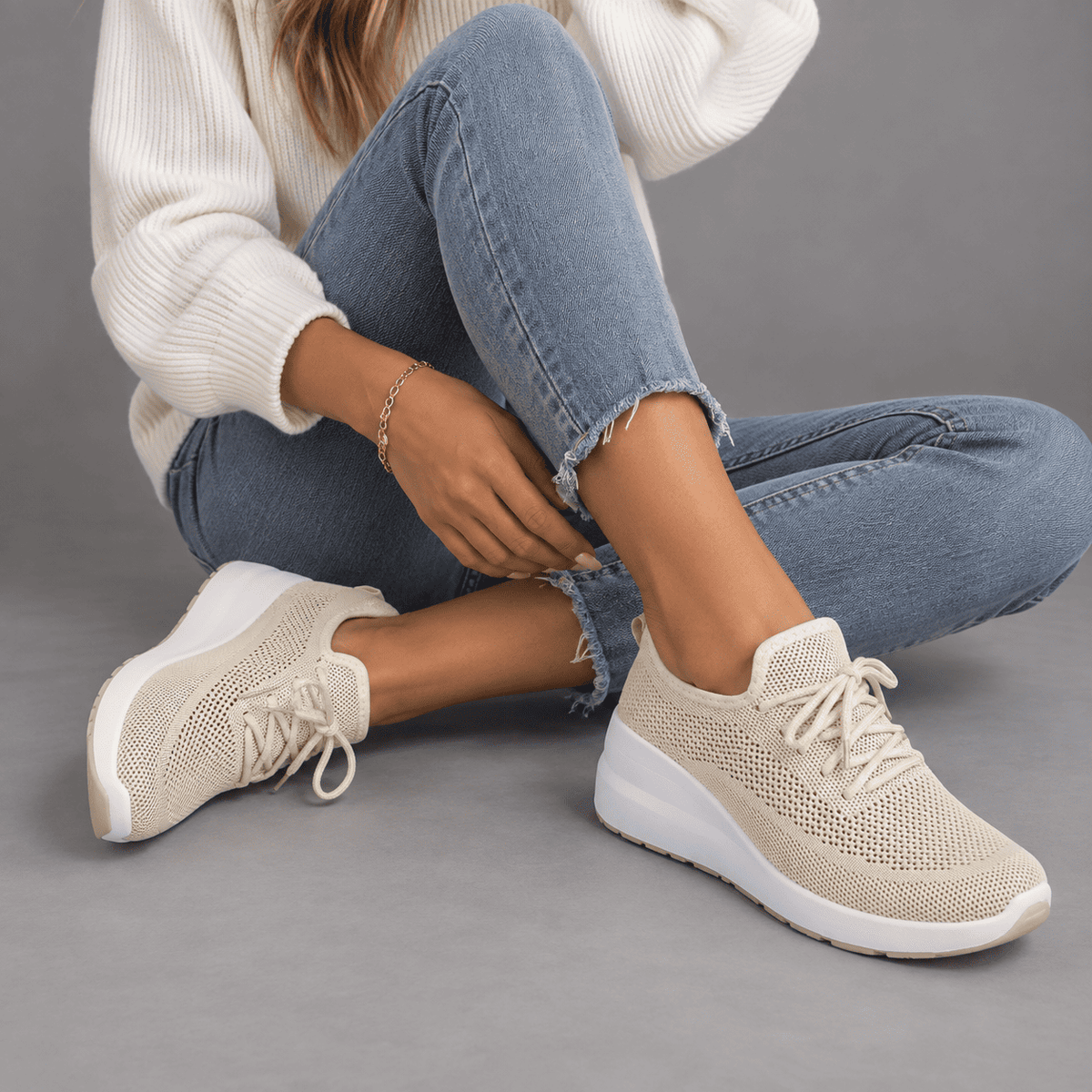 Damskie sneakersy sznurowane z podeszwą na klinie