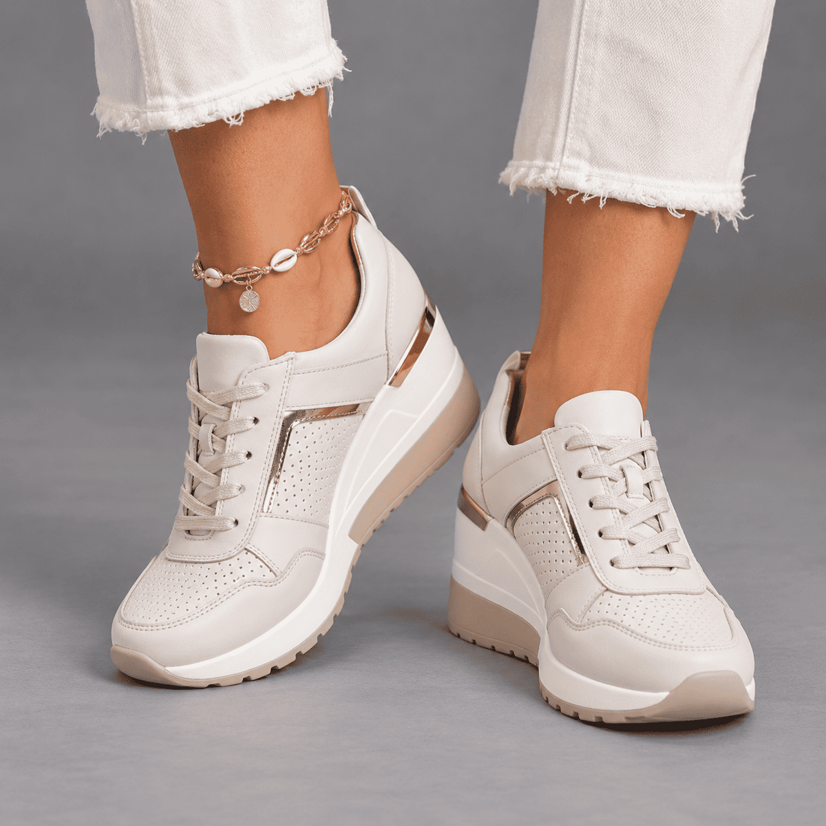Damskie sneakersy z perforowanymi panelami bocznymi