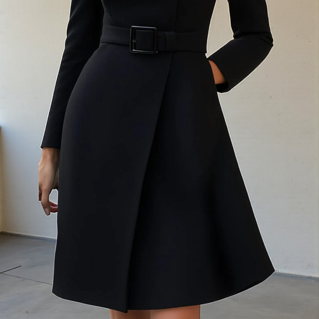 Damska sukienka w kształcie A z paskiem i wysoką stójką