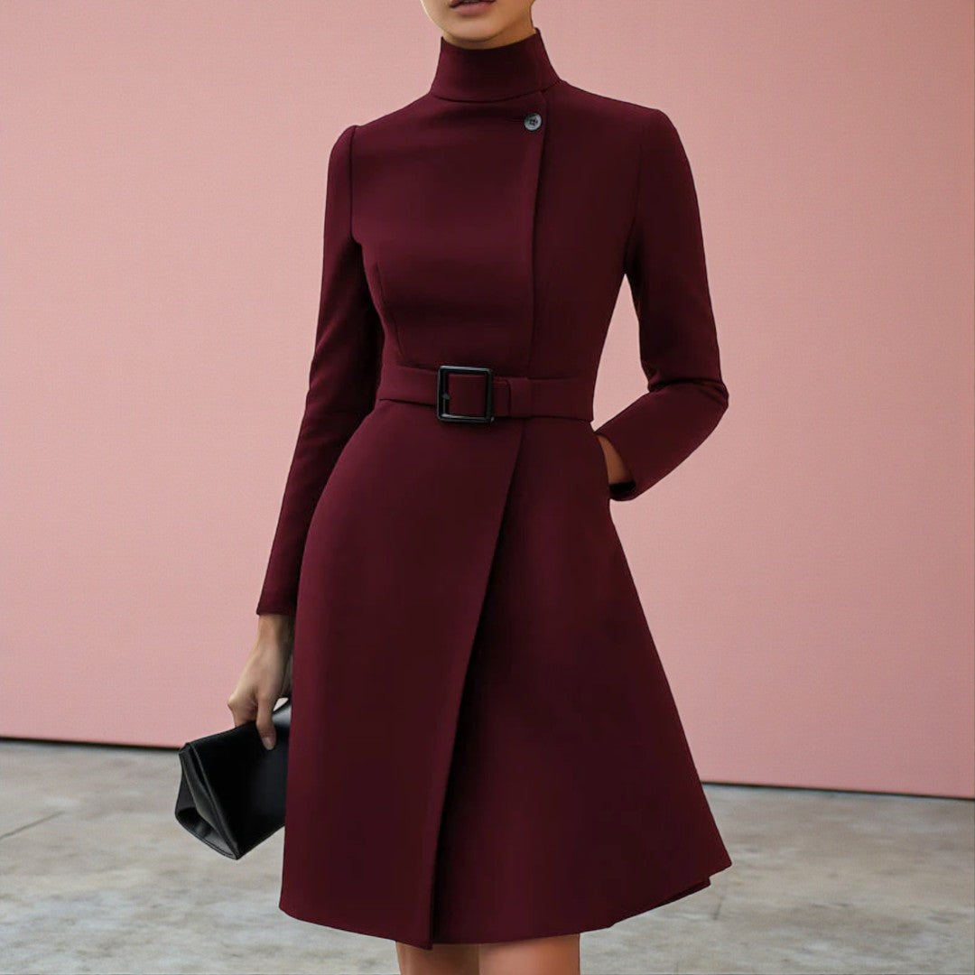 Damska sukienka w kształcie A z paskiem i wysoką stójką