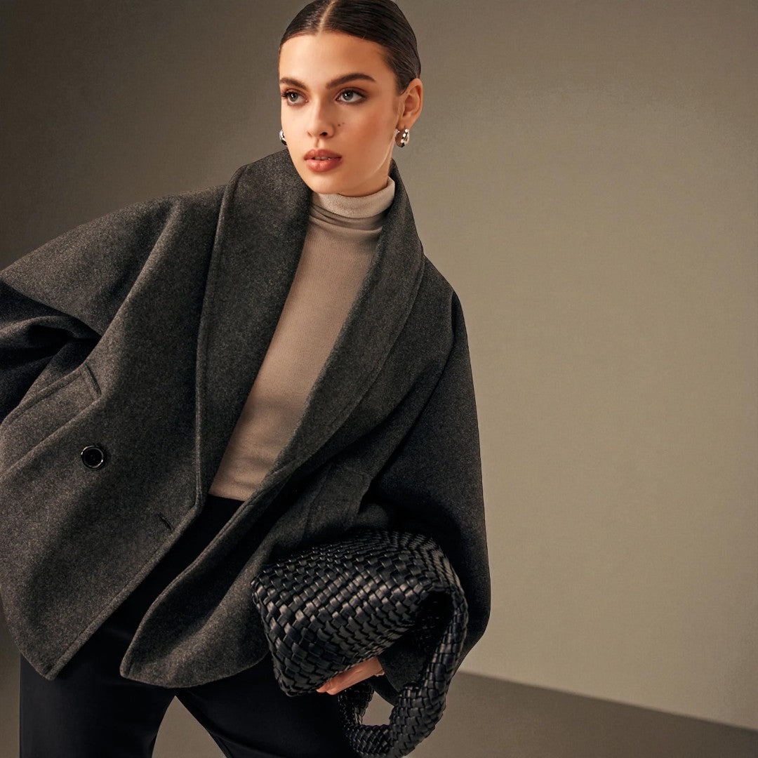 Luźny płaszcz z charakterystyczną strukturą i kieszeniami