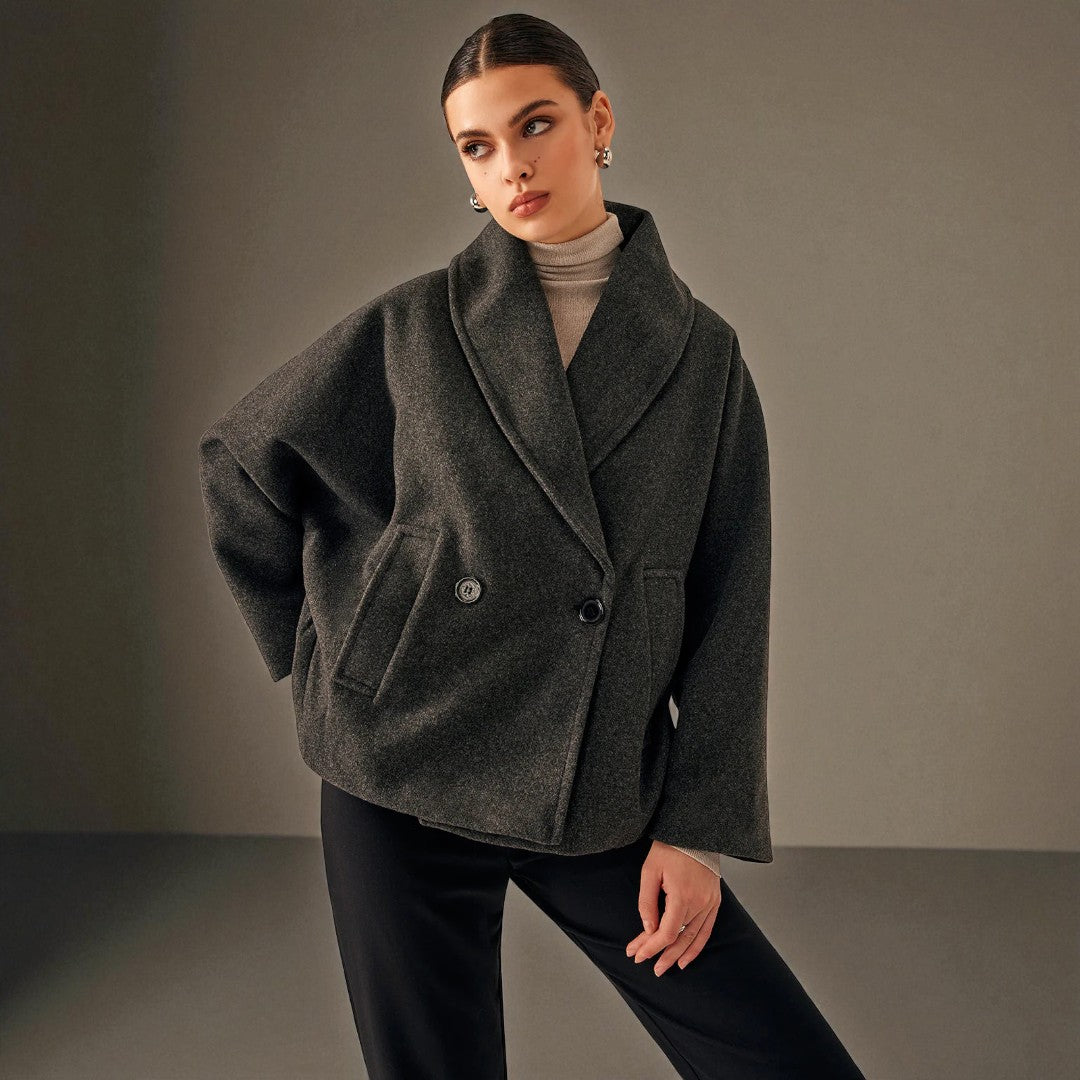 Luźny płaszcz z charakterystyczną strukturą i kieszeniami