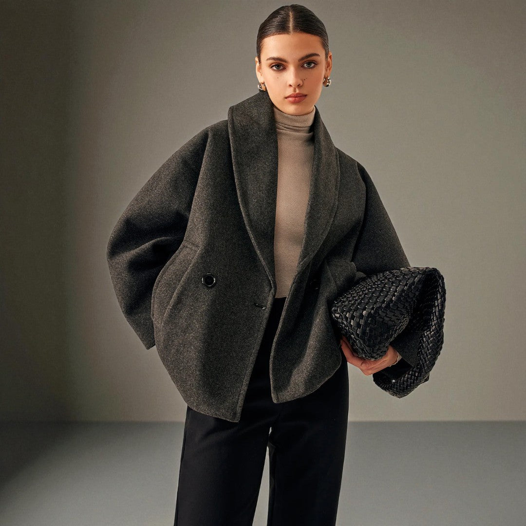 Luźny płaszcz z charakterystyczną strukturą i kieszeniami