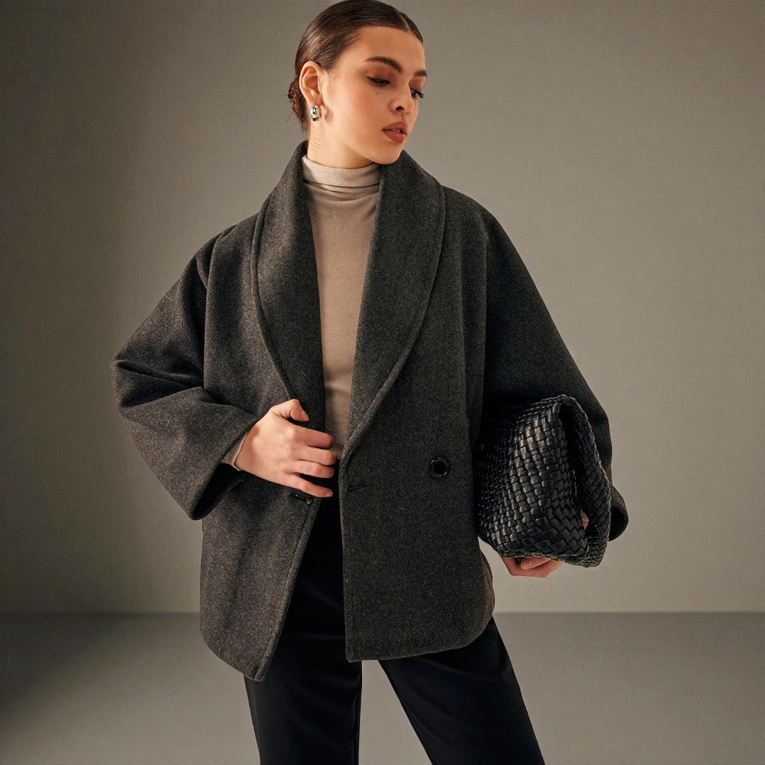 Luźny płaszcz z charakterystyczną strukturą i kieszeniami
