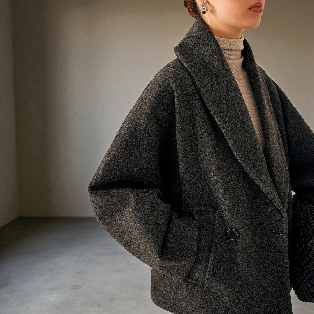 Luźny płaszcz z charakterystyczną strukturą i kieszeniami