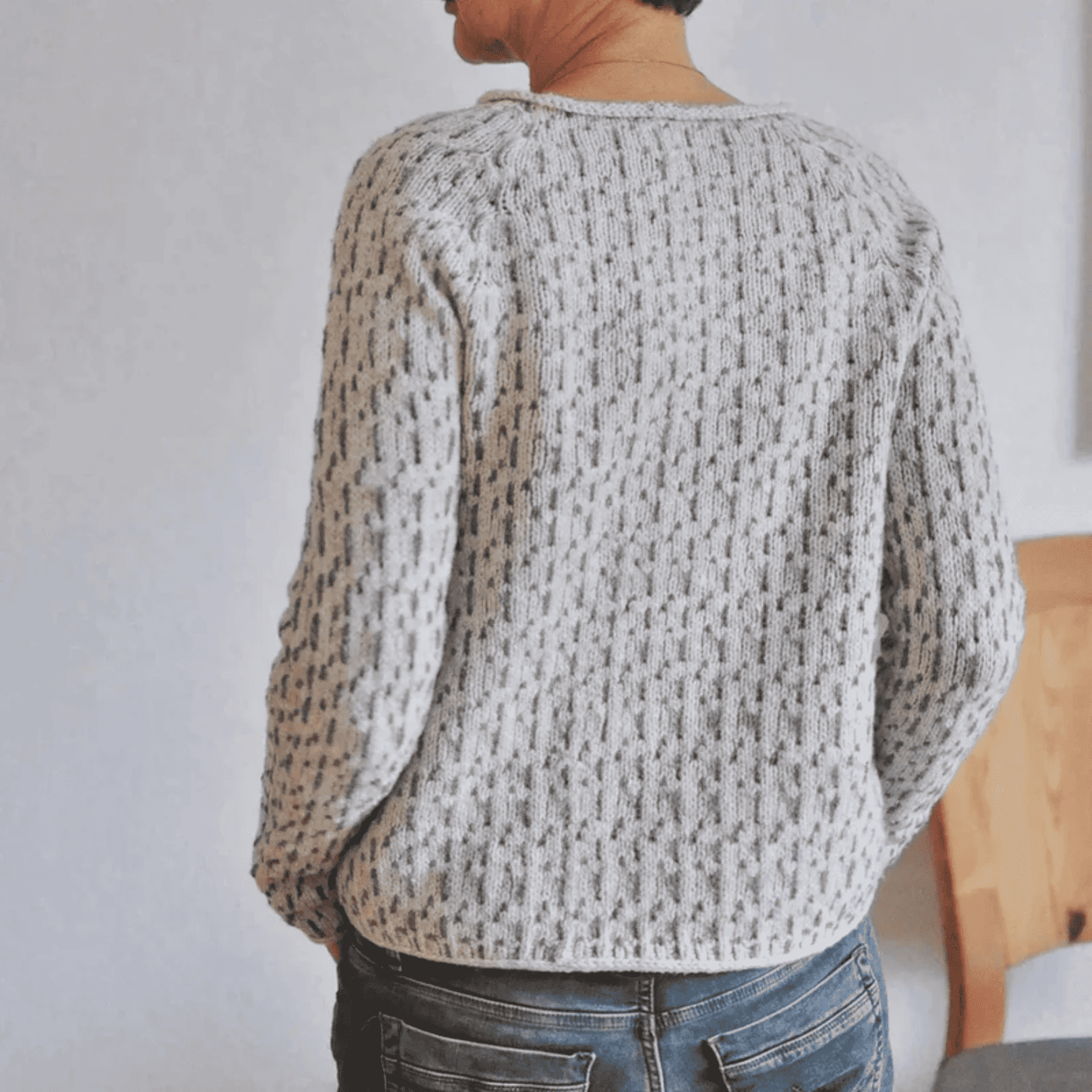 Sweter Damski z Drobnym Wzorem - Prążkowane Wykończenia