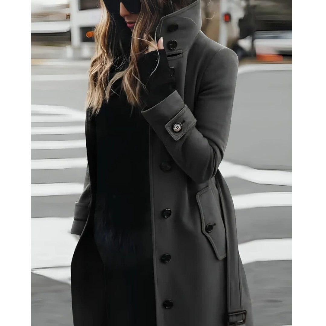 Damski długi płaszcz zimowy z wysokim kołnierzem i paskiem