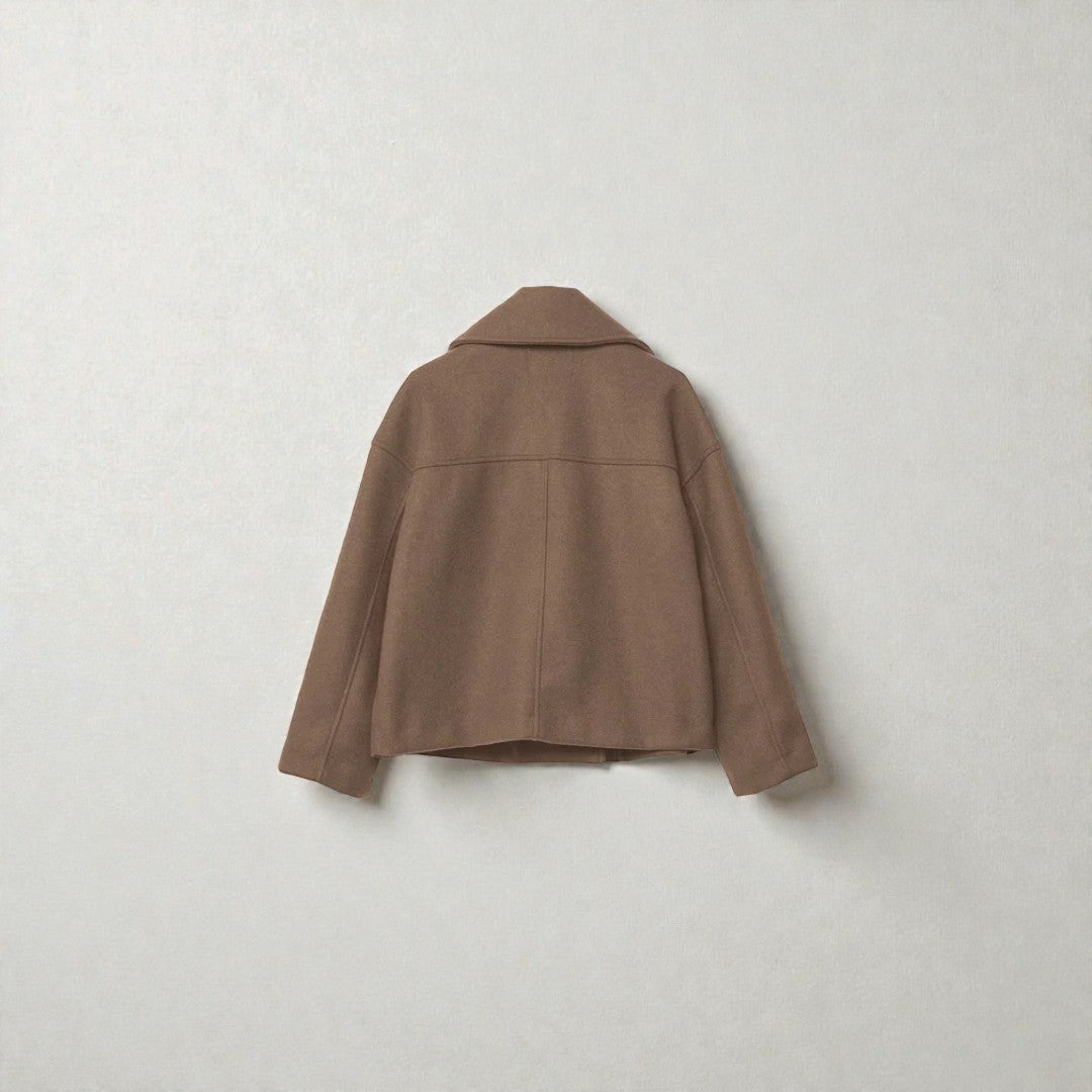 Krótki damski zimowy płaszcz typu double-breasted