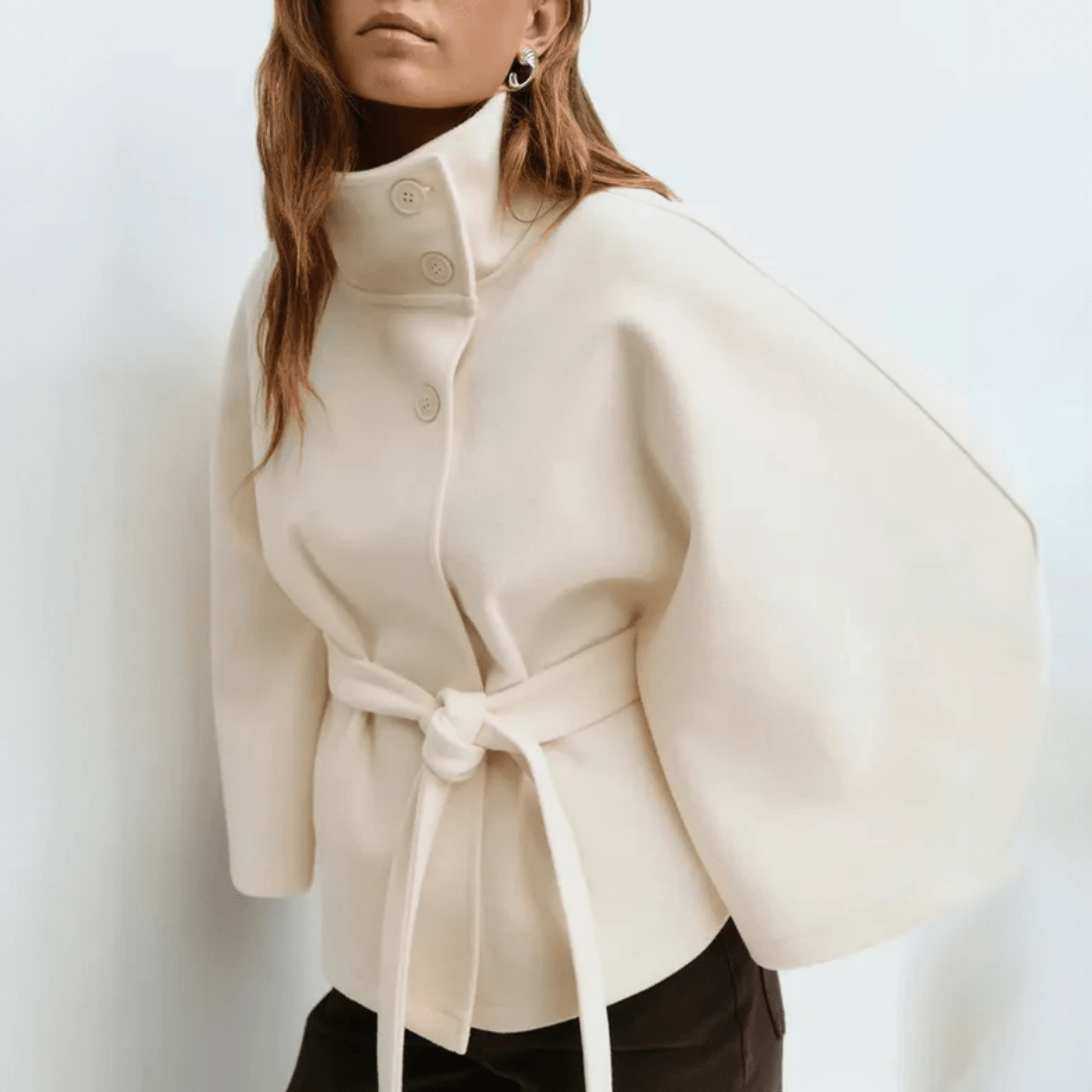 Damska krótka peleryna z wysokim kołnierzem i paskiem - Biały