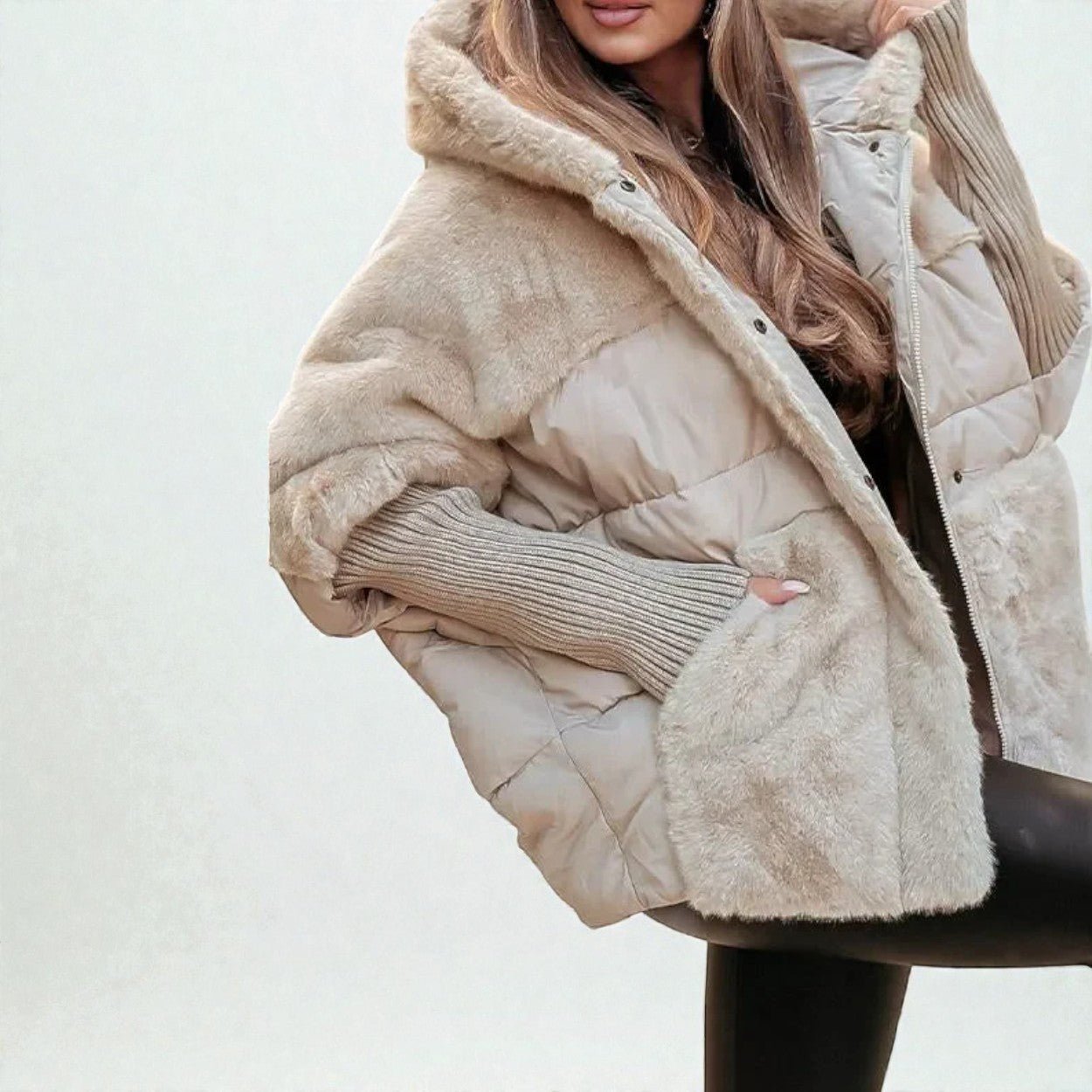 Damska oversize kurtka zimowa z kapturem i detalami z faux fur - Szary