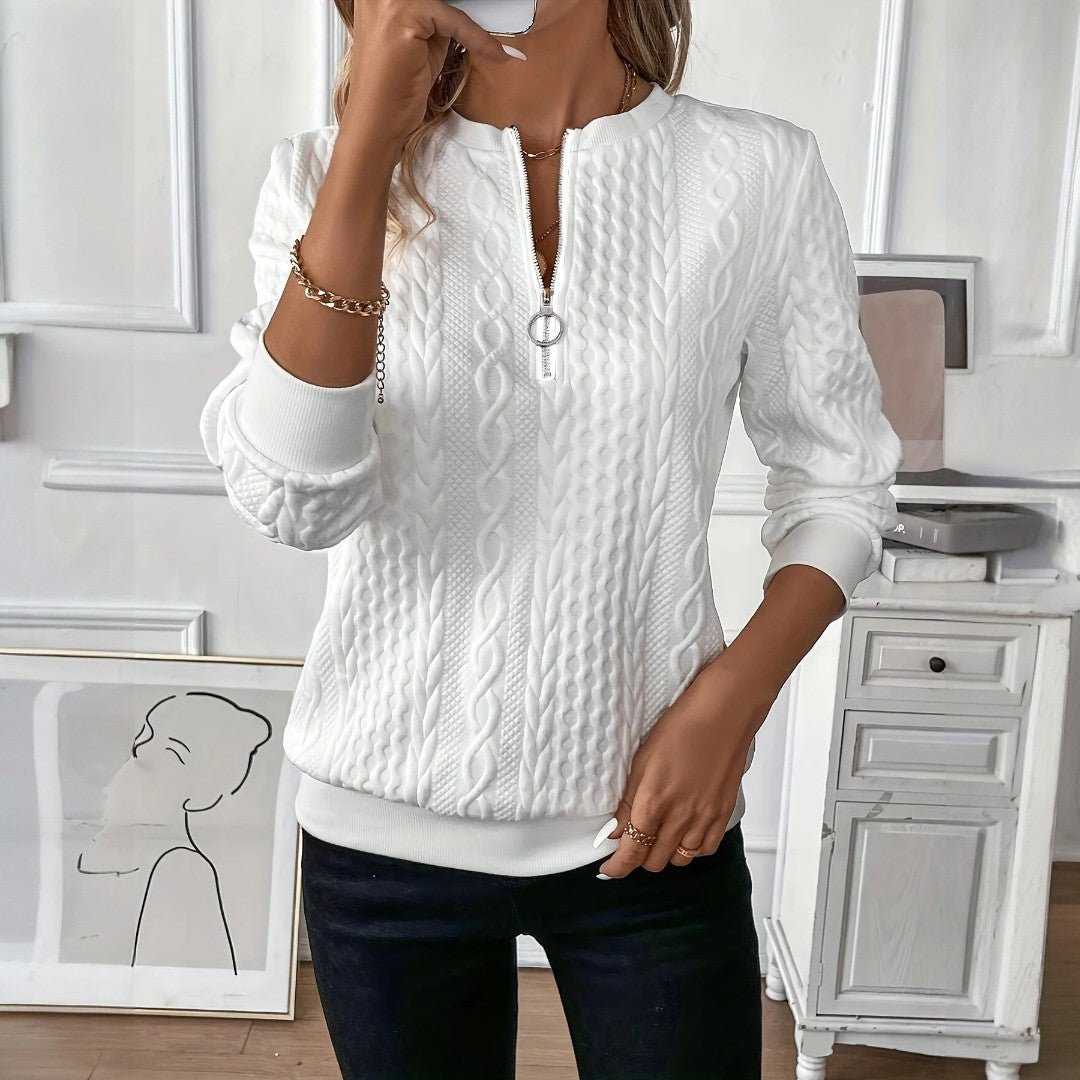 Damski sweter z splotem warkoczowym i zamkiem przy dekolcie - Biały