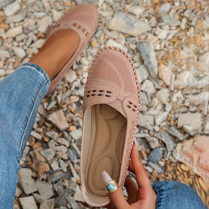 Damskie buty wsuwane z teksturowaną cholewką