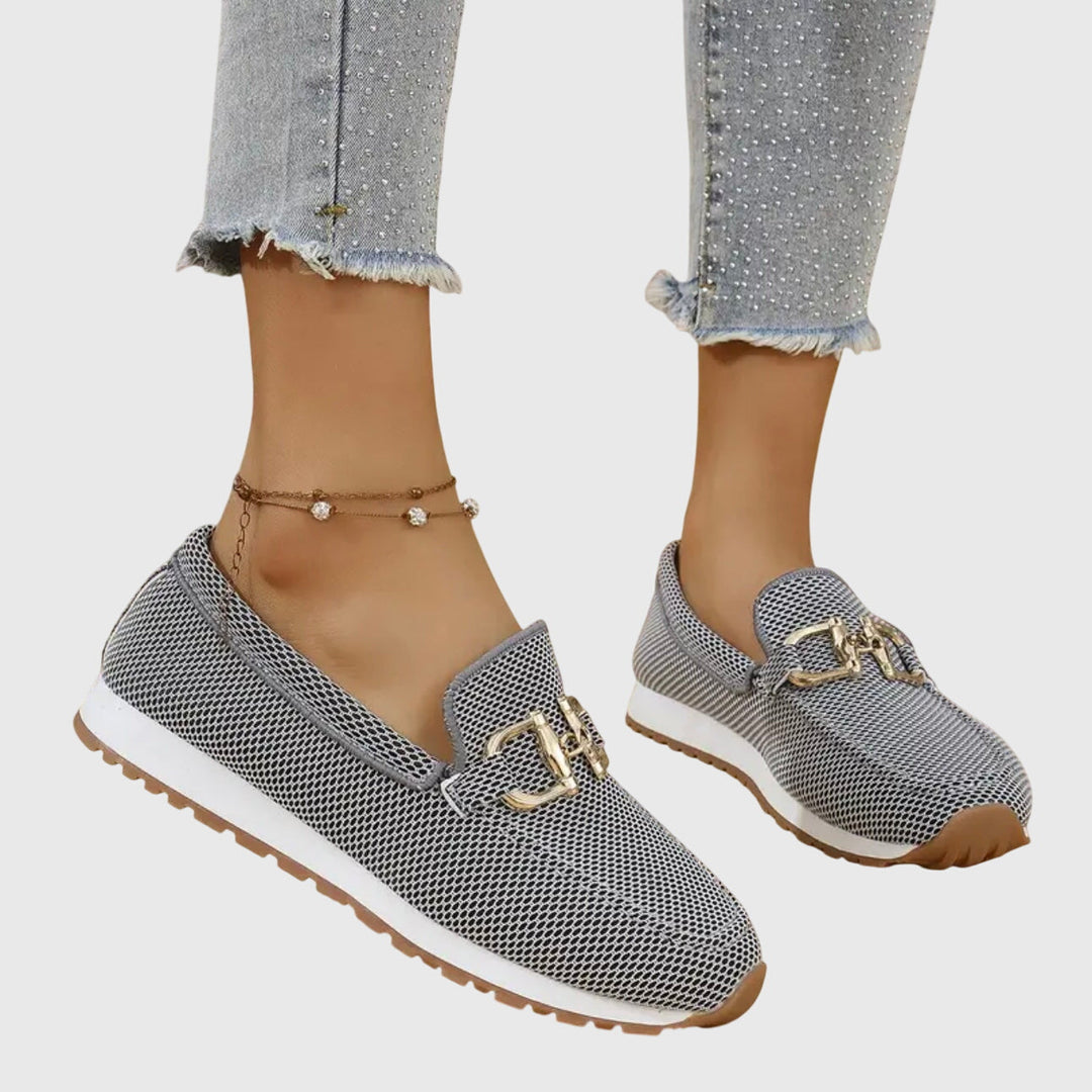 Damskie wsuwane sneakersy z siateczki z metalową klamrą
