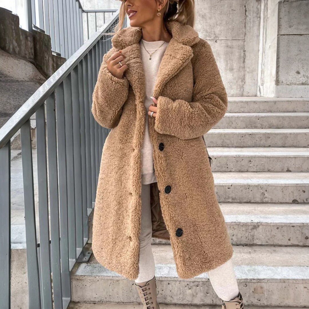 Długi damski płaszcz teddy z wykładanym kołnierzem - Ciemnobrązowy