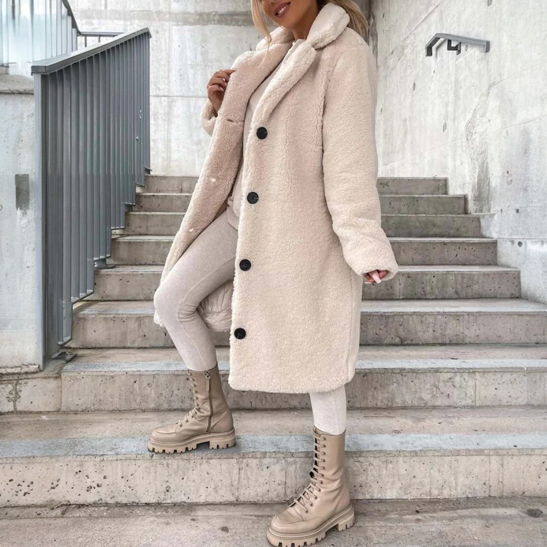 Długi damski płaszcz teddy z wykładanym kołnierzem - Beżowy