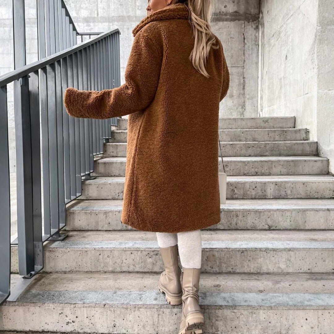 Długi damski płaszcz teddy z wykładanym kołnierzem - Ciemnobrązowy