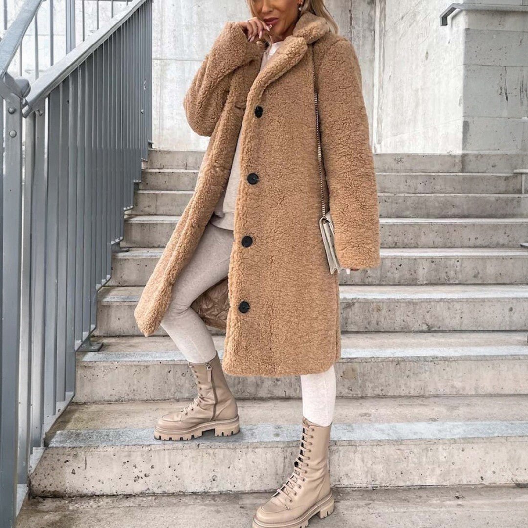 Długi damski płaszcz teddy z wykładanym kołnierzem - Khaki