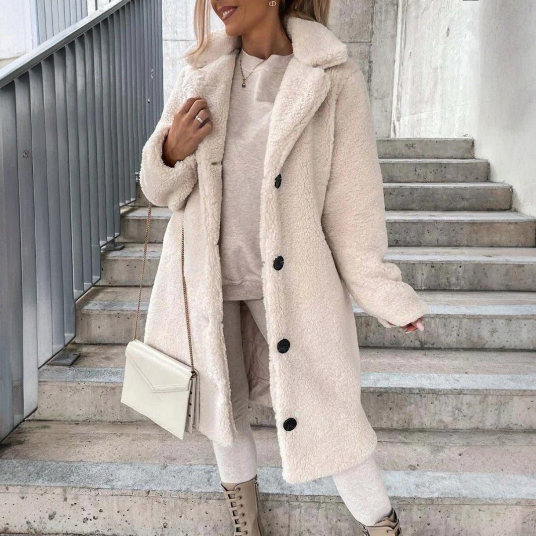 Długi damski płaszcz teddy z wykładanym kołnierzem - Ciemnobrązowy