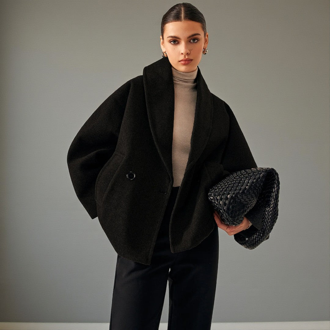 Luźny płaszcz z charakterystyczną strukturą i kieszeniami - Czarny