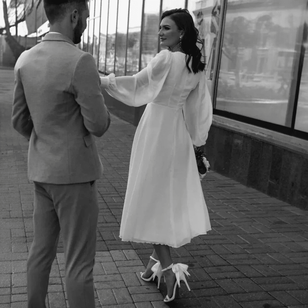 Sukienka na wesele z kopertowym dekoltem i długimi rękawami