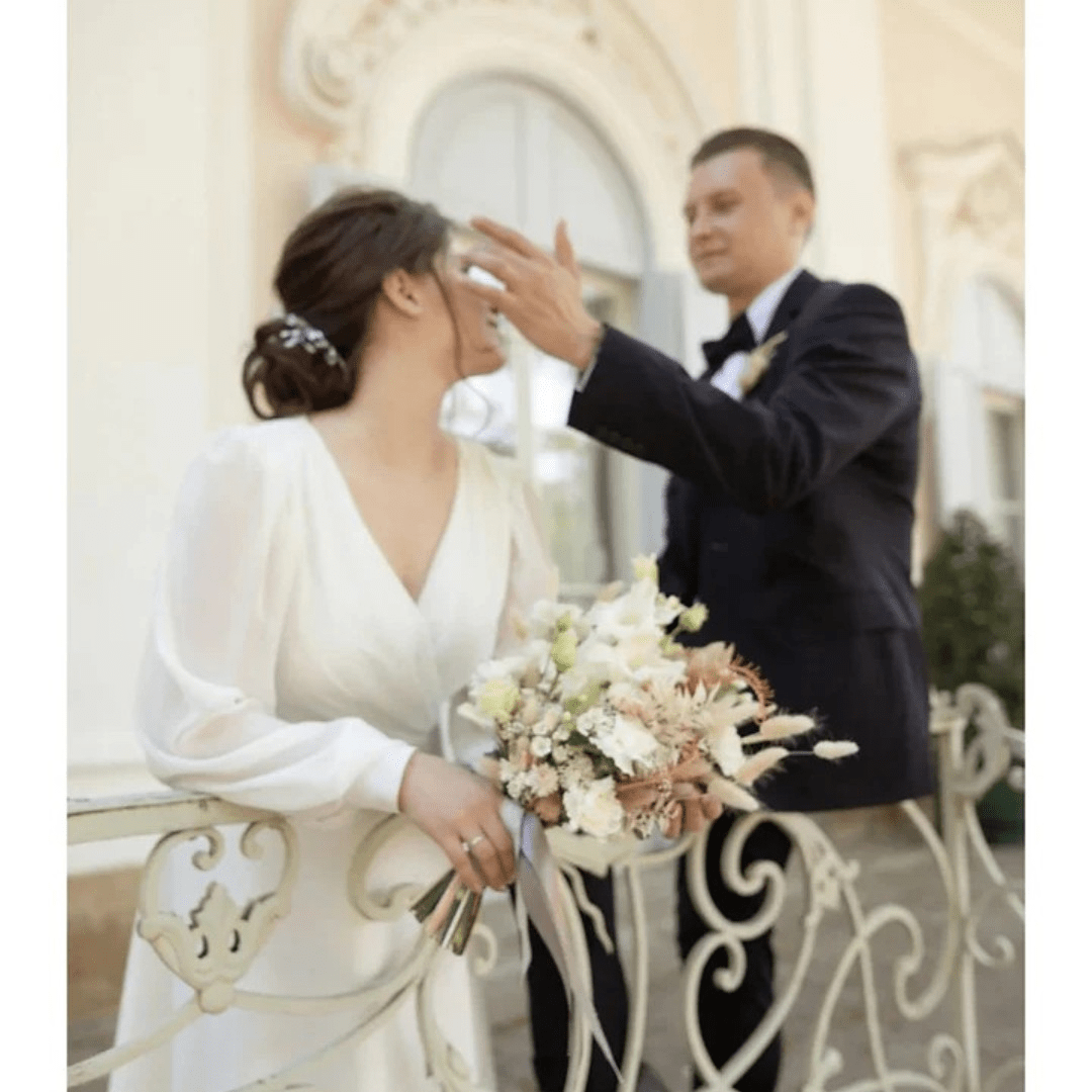 Sukienka na wesele z kopertowym dekoltem i długimi rękawami