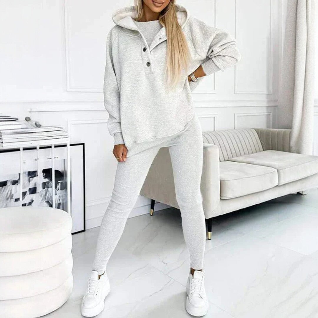 Trzyczęściowy zestaw damski z asymetrycznym swetrem, topem i legginsami - Jasnoszary